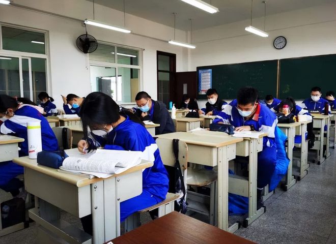 米乐m6官方网站高考满分作文《纸梯》走红获人民日点名称赞开头就让人泪目